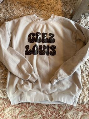 GEEZ LOUIS Logo Graphic Crewneck Sweatshirt in Light Beige